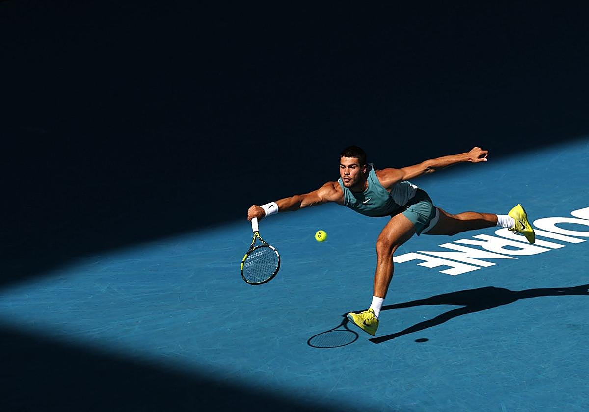 Alcaraz golpea la pelota durante su partido con Draper.