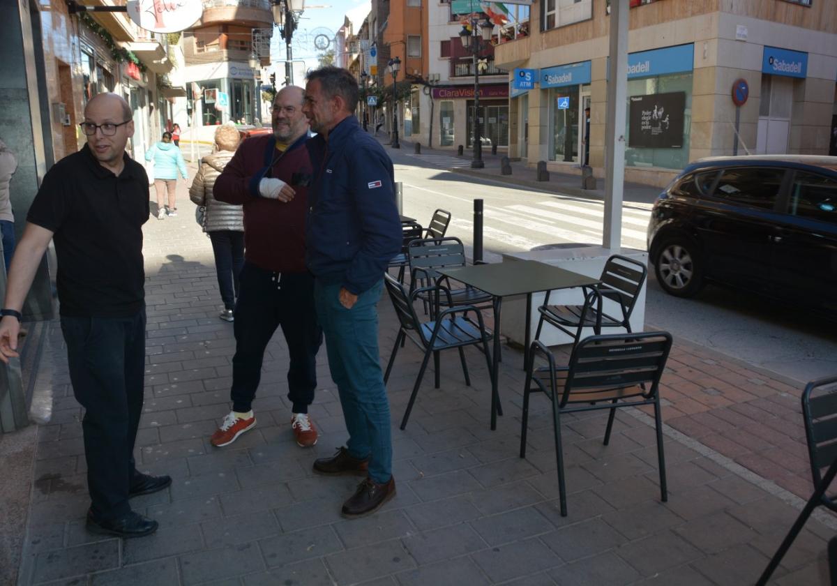 Tres comerciantes junto a uno de sus negocios, esta semana, en el centro urbano de Archena.