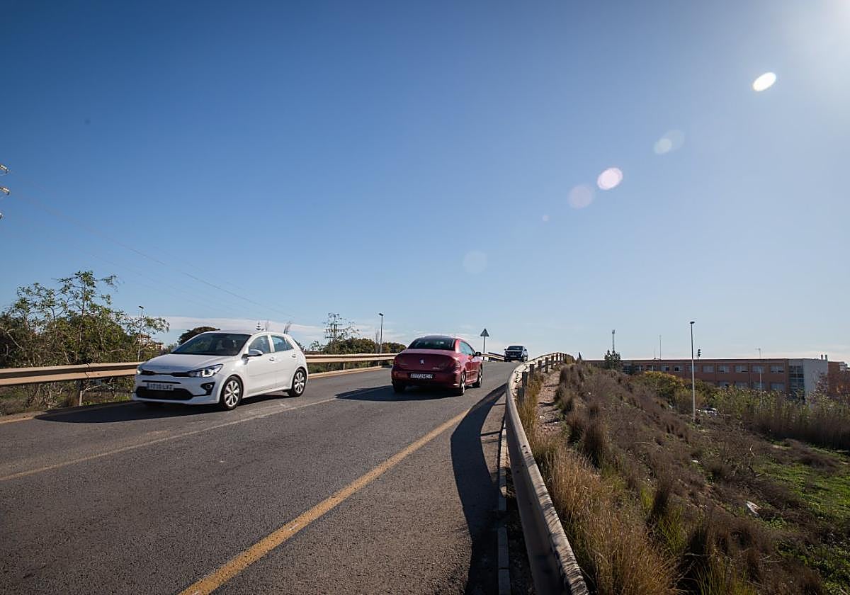 Puente sobre la N-332, junto a la nueva sede en construcción del Grupo TM.