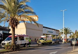 Ambulancias estacionadas junto al lugar del suceso en una imagen difundida por Unidos por la Costa.