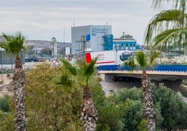 Un camión pasa frente a las instalaciones de Derivados Químicos, este lunes.