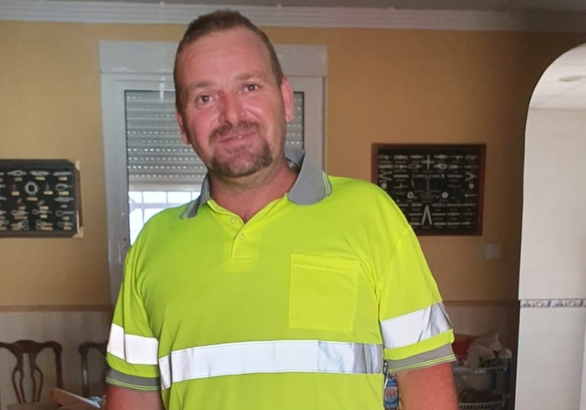 Antonio José Torres, con su traje de trabajo, en la casa de su madre, en San Antón.
