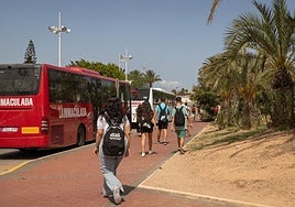 Alumnos suben a un autobús, en una imagen de archivo.