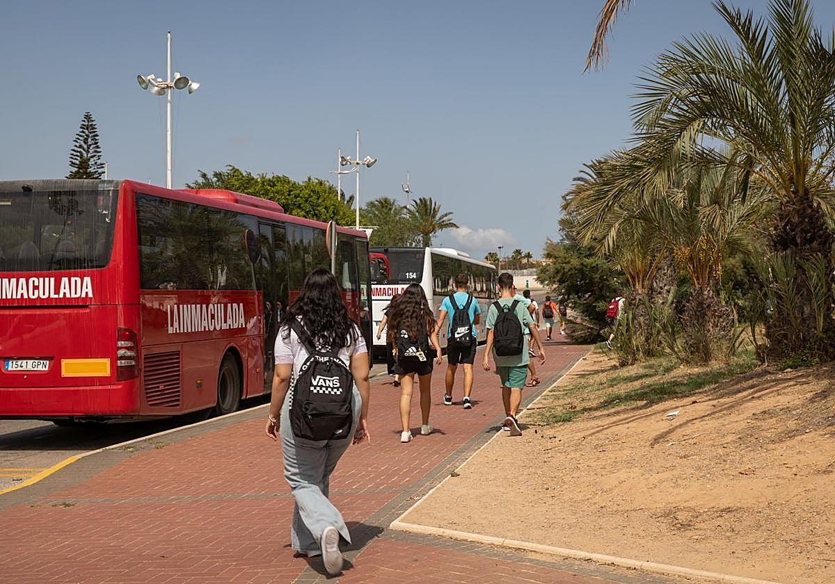 Alumnos suben a un autobús, en una imagen de archivo.