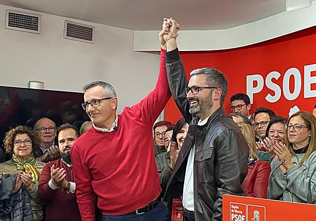 Diego Conesa y Francisco Lucas tras la victoria del segundo en las primarias del PSRM.