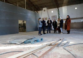 Autoridades y técnicos en la nave del Paso Blanco que deberá ser retranqueada para el ensanche de la Vereda de San Miguel.