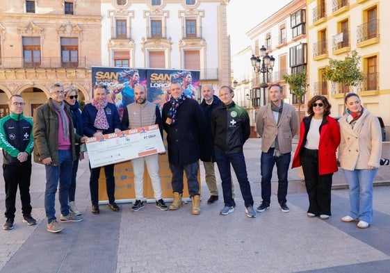 El representante de la asociación Mi Princesa Rett recibe el cheque con la recaudación de la San Silvestre de manos del alcalde.