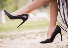 Una mujer con zapatos de tacón.