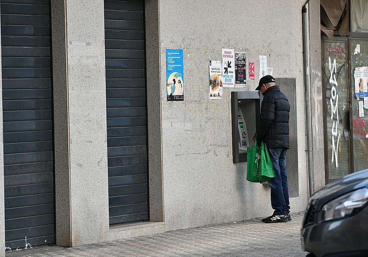 Qué ocurre con el dinero de una cuenta con dos titulares si uno de ellos fallece.