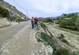 Antonio Serna (d), junto a un vecino del camino de los Puros.