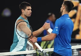 Carlos Alcaraz y Djokovic se dan la mano, tras el final del partido de este martes en Melbourne.