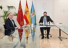 El alcalde Gómez y el presidente López Miras, ayer, tras la reunión.