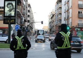 Dos agentes regulan el tráfico en la rotonda de El Rollo, donde se ha suprimido el carril bus de acceso al Carmen.