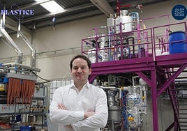 Alberto Frisa junto al sistema que ha desarrollado en su tesis por la UPCT.