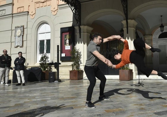 Presentación del ciclo 'A pie de calle', frente al Romea.