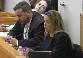 Sara Llorca se dirige al jurado, observada por Natalia, su clienta.