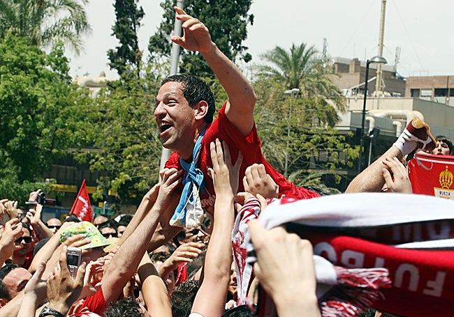 Acciari en la celebración del ascenso del Real Murcia a Primera División en 2007.
