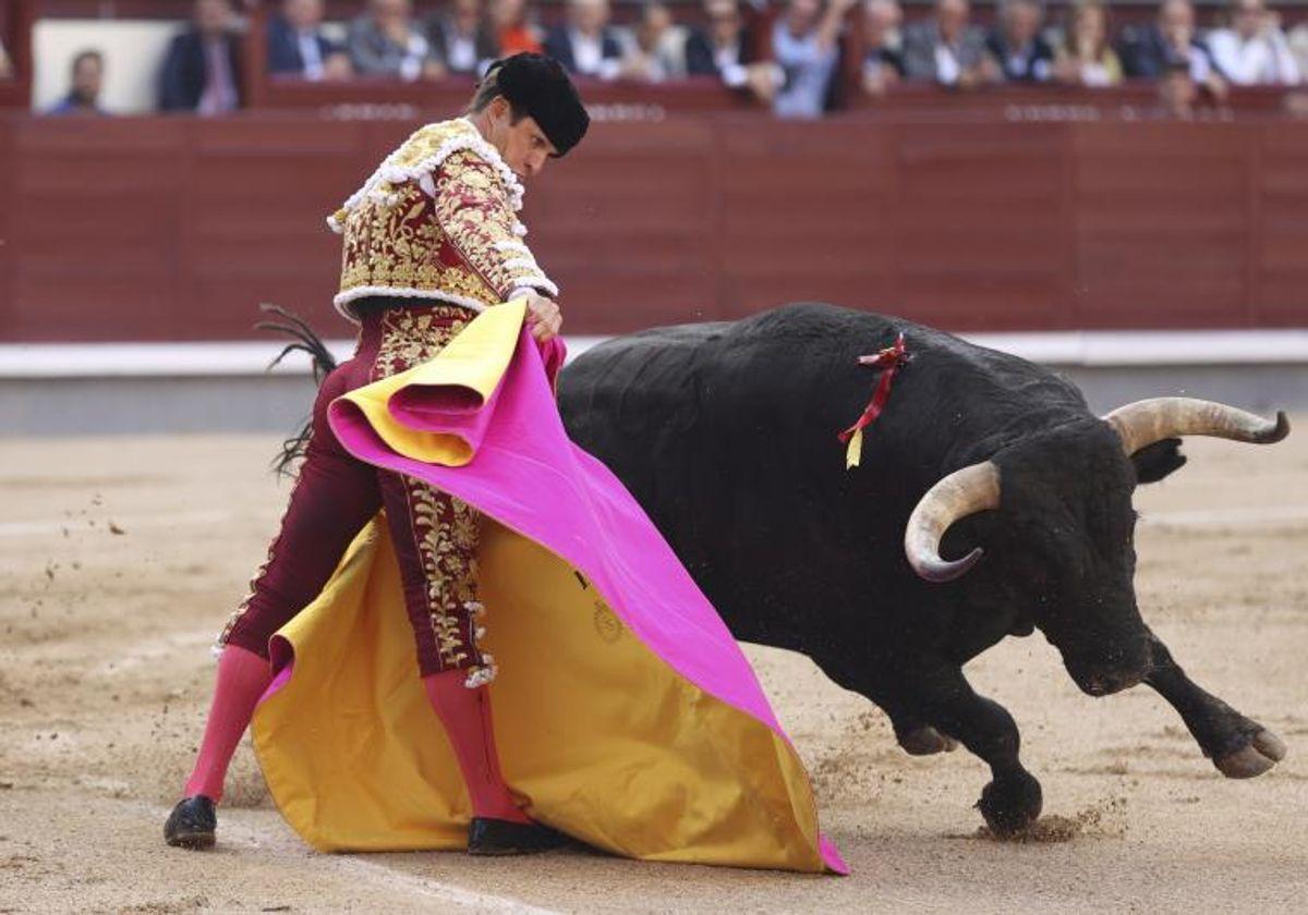 El diestro madrileño Julián López 'El Juli', en una corrida en la plaza de las Ventas de Madrid.