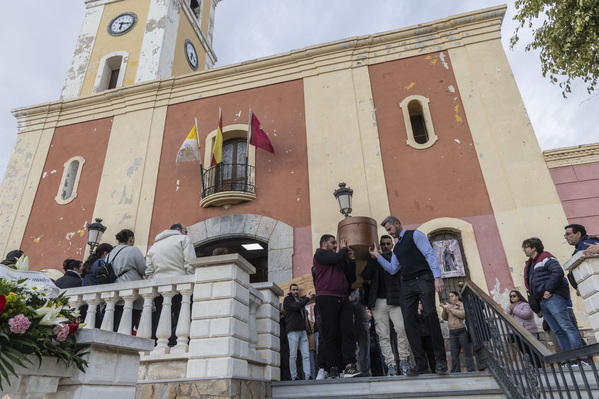 Las imágenes de la multitudinaria despedida el operario de Cartagena fallecido en Valencia