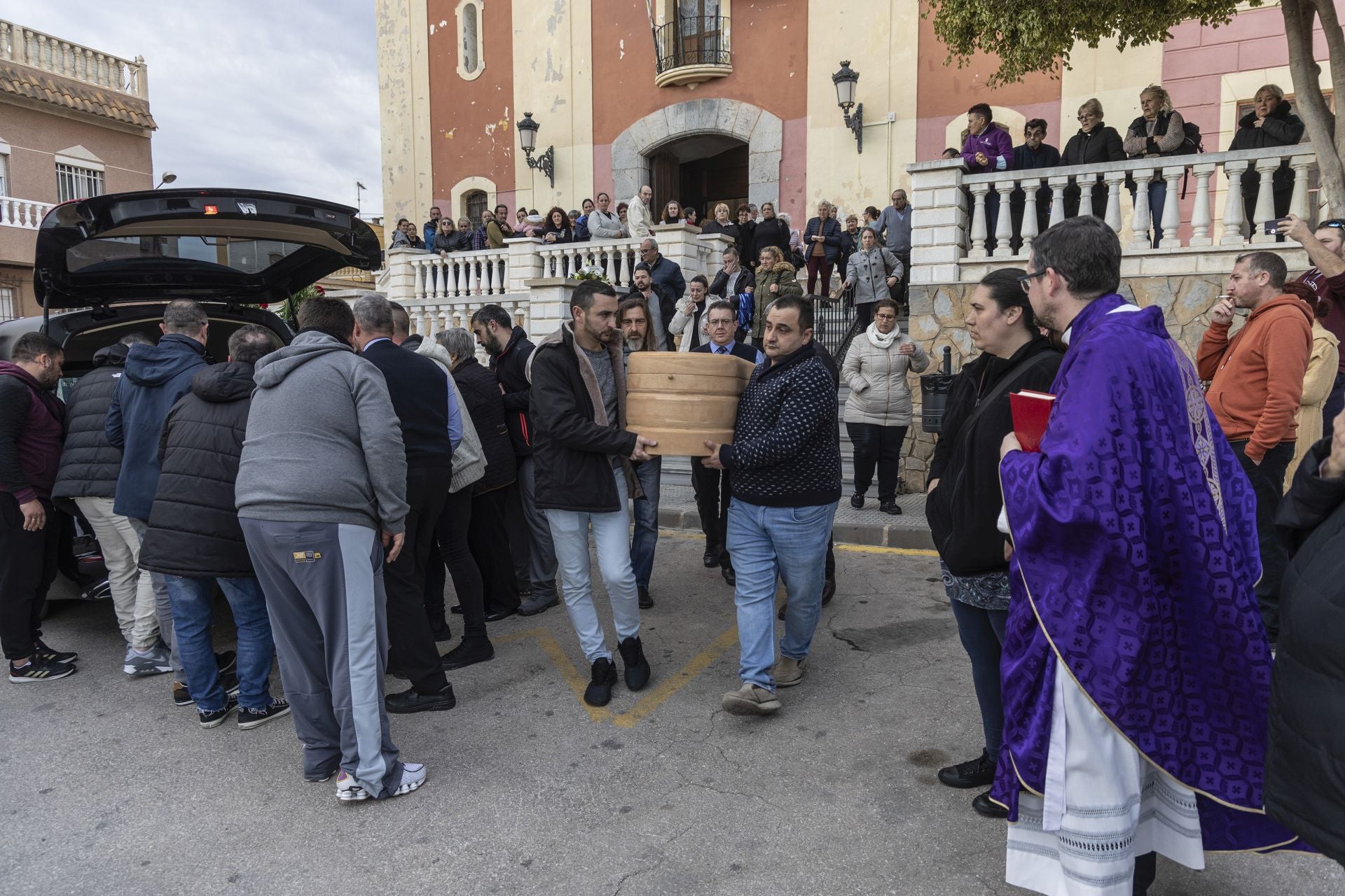 Las imágenes de la multitudinaria despedida el operario de Cartagena fallecido en Valencia