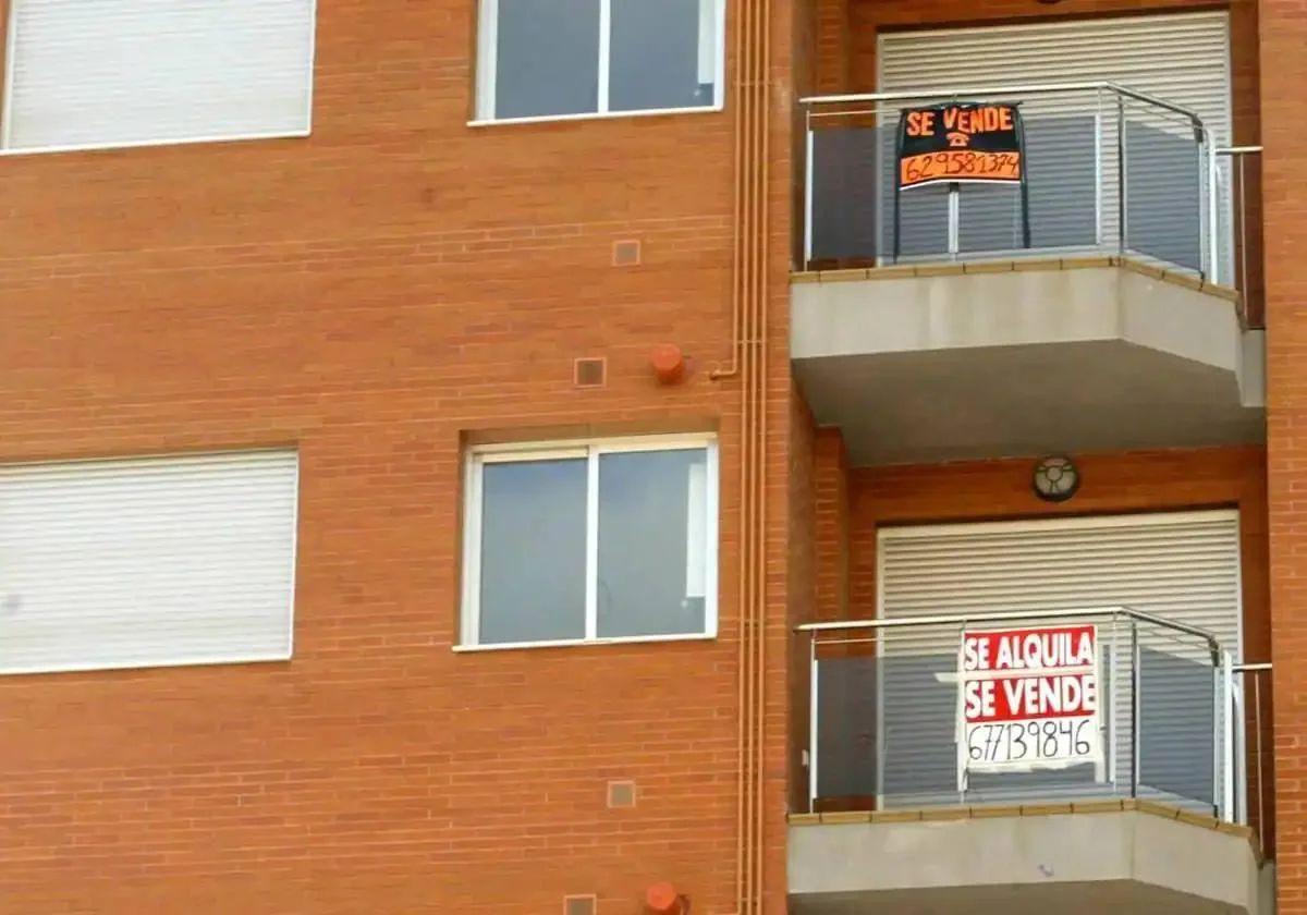 Carteles de venta en los balcones de unas viviendas de Murcia, en imagen de archivo.