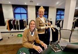 Paloma Rivaya y Sandra Brauch, durante el 'showroom' montado en el campo. murciano de La Serena Golf.