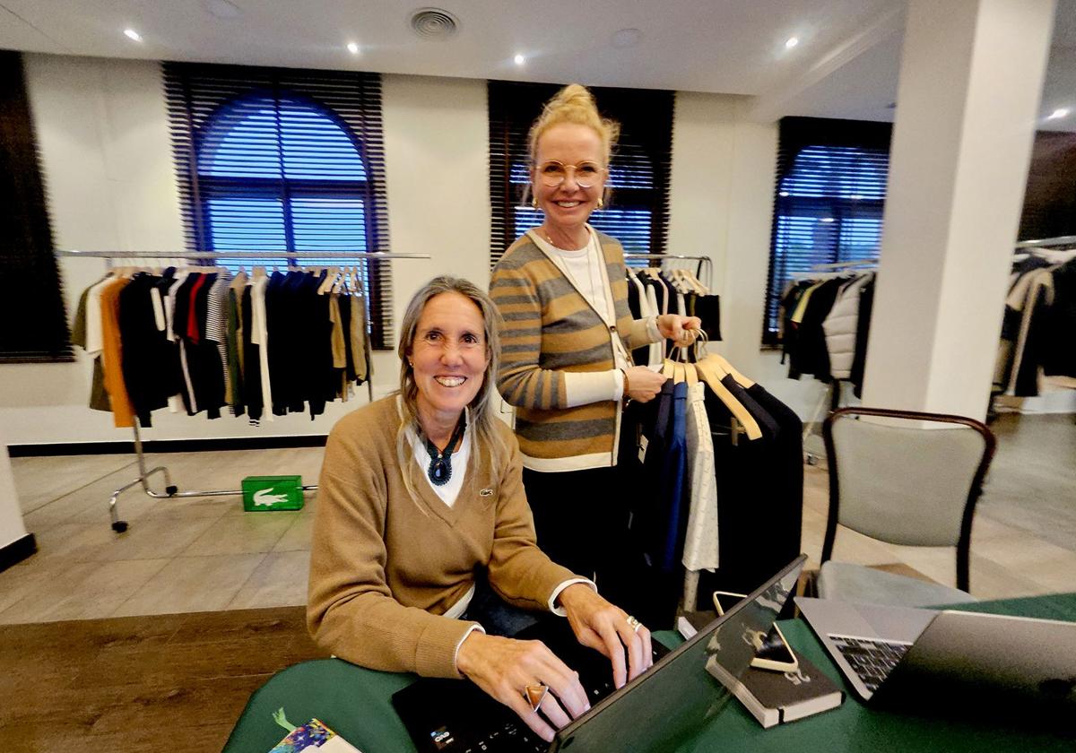 Paloma Rivaya y Sandra Brauch, durante el 'showroom' montado en el campo. murciano de La Serena Golf.