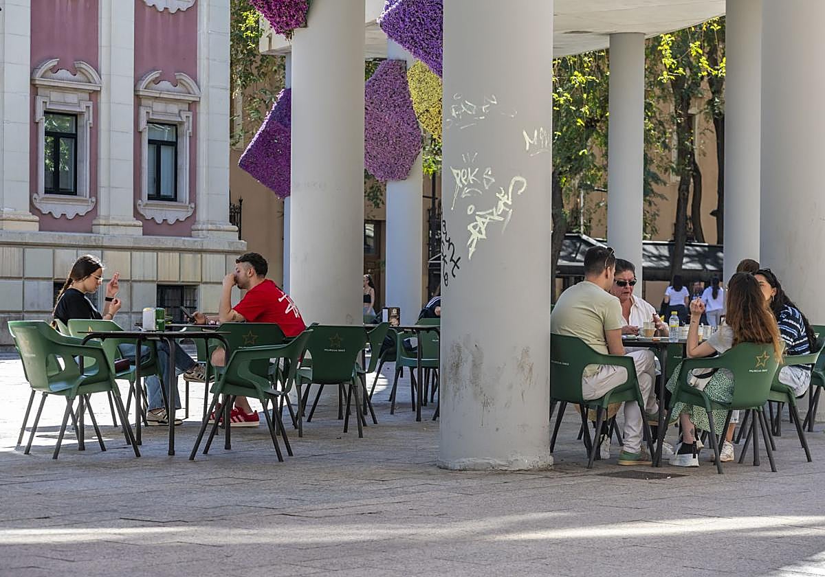 Clientes en una terraza de Murcia, en una imagen de archivo.