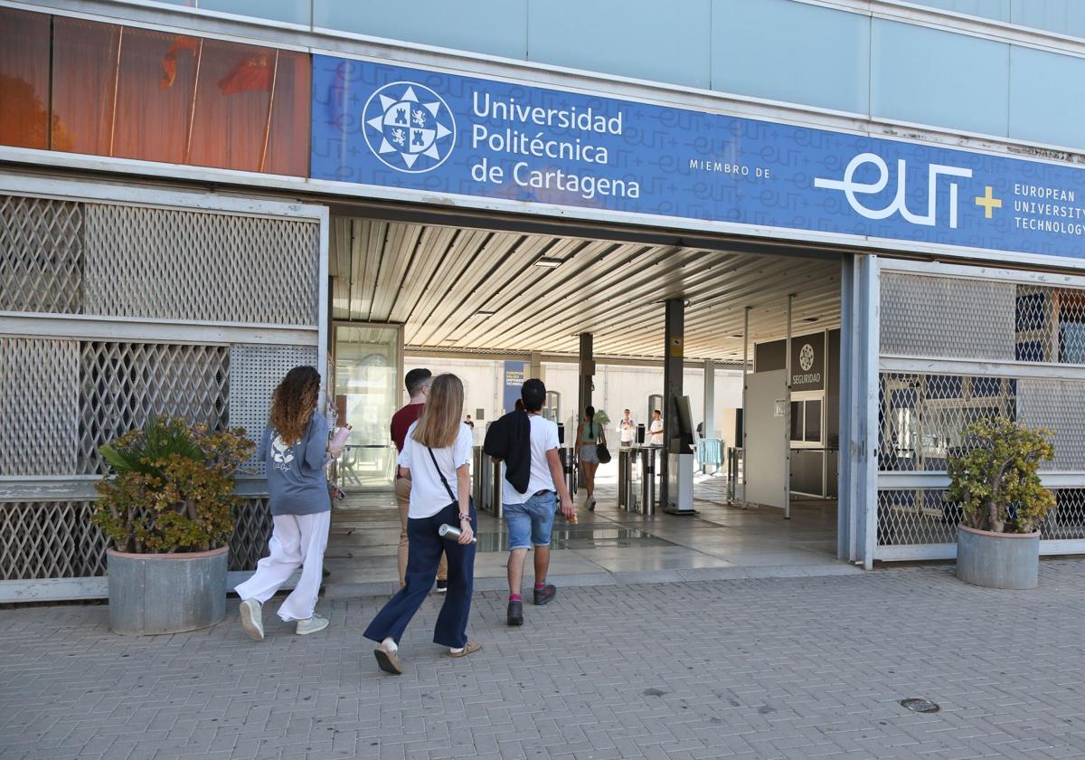 Alumnos de la UPCT en la la Escuela de Telecomunicación en una imagen de archivo.