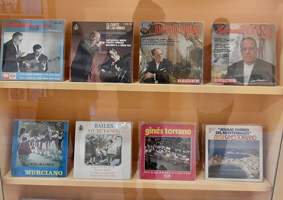 Imagen secundaria 1 - &#039;Veredas de música&#039; reúne en el Museo de la Ciudad de Murcia un patrimonio insólito acumulado por el documentalista Tomás Martínez durante tres décadas