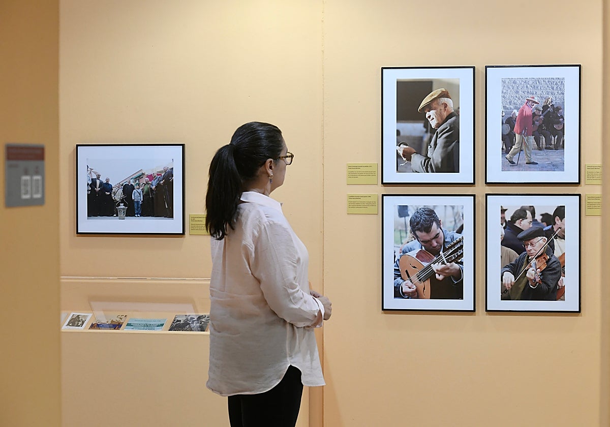 Clara Alarcón, coordinadora del Museo de la Ciudad de Murcia, en la muestra.