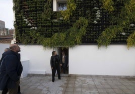 Visita de la alcaldesa y el edil de Urbanismo a las obras del antiguo Hotel Peninsular.