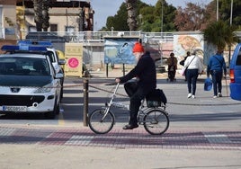 Un ciclista pasa junto al puente que hay sobre la desembocadura de la rambla de La Maraña, en el casco urbano de Los Alcázares.