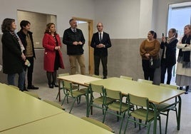 Autoridades y personal del colegio, ayer, durante la inauguración.