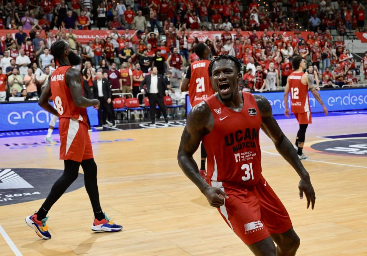 Ennis, un derroche de energía constante para sus compañeros, en el duelo ante el Bilbao.