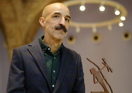 Jesús Carrasco posa con el Premio Biblioteca Breve por la novela 'Elogio de las manos'.