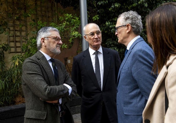 Mariano de Prado y Pedro Luis Ripoll conversan con el consejero Pedreño, junto a la gerente del SMS.