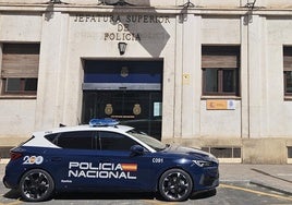 Puerta de la Jefatura Superior de Policía en Murcia.