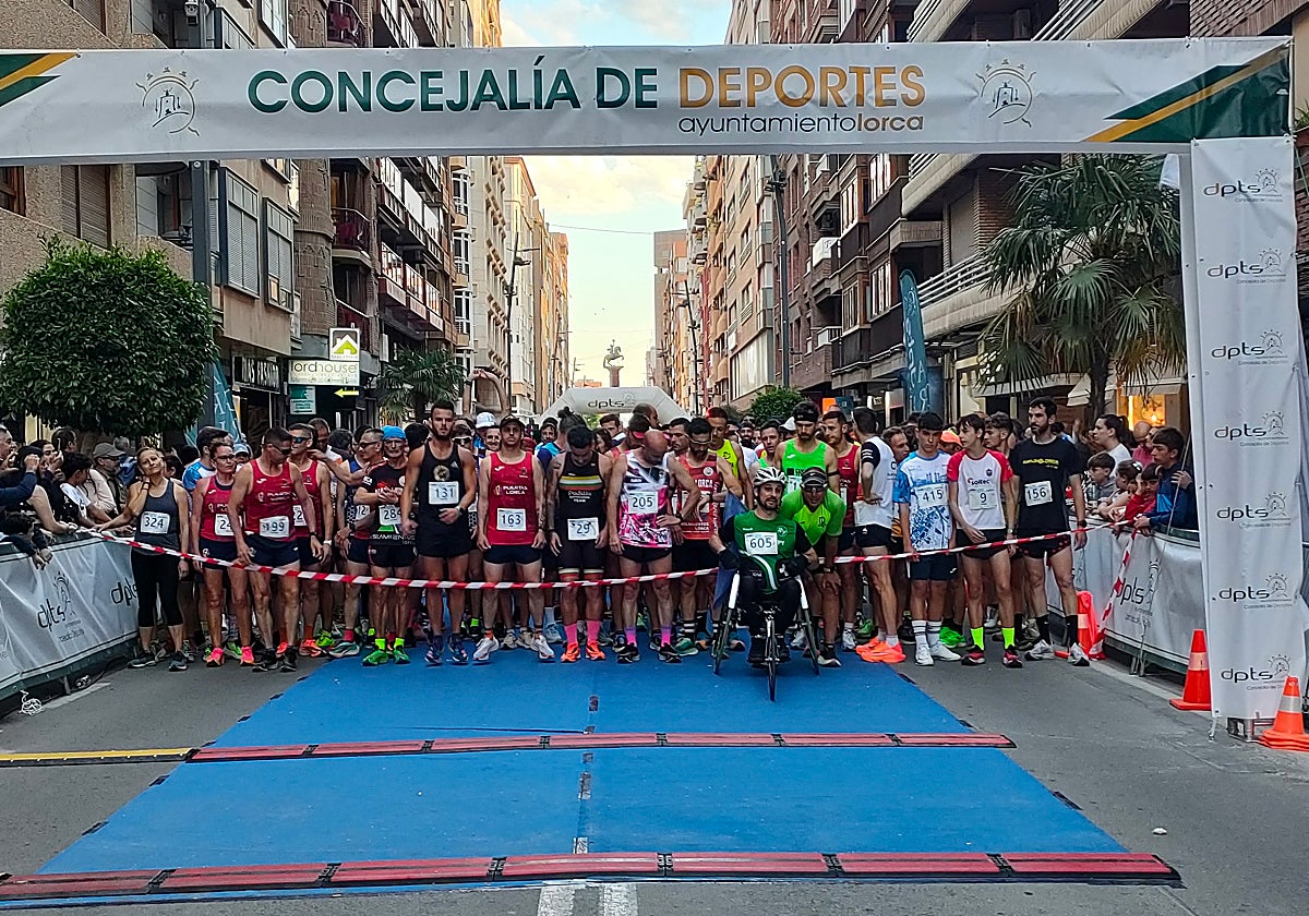 Deportistas a punto de tomar la salida en el Corre por Lorca, organizada por el Ayuntamiento y el diario LA VERDAD.