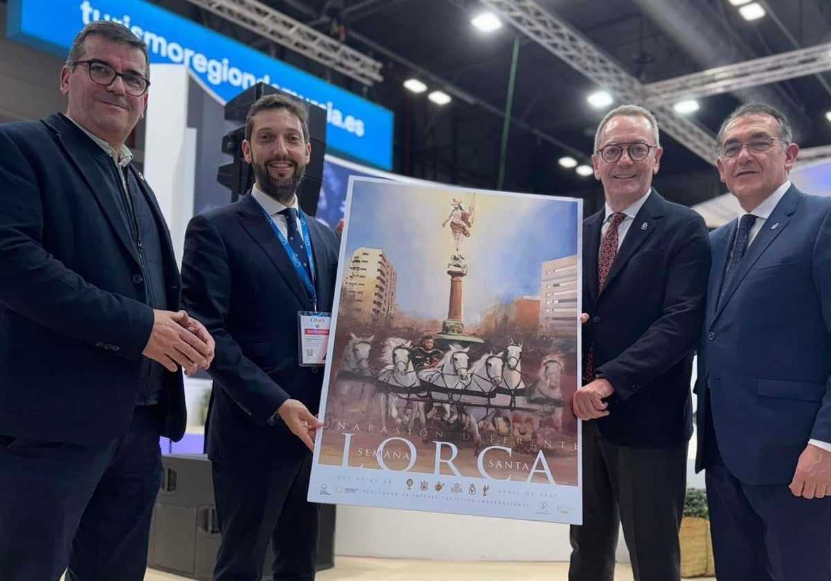 El presidente del Paso Morado, el director del Itrem, el presidente del Paso Blanco y el concejal de Turismo durante el acto promocional de la Semana Santa en Fitur.