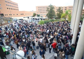 Aspirantes a una plaza de formación sanitaria especializada, el año pasado en Espinardo, en los accesos al aulario donde se celebró el examen.