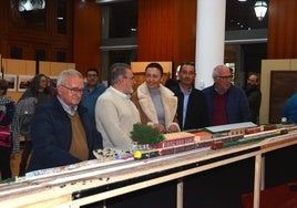 Asistentes a la inauguración de la muestra.