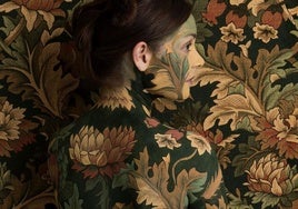 La artista visual Cecilia Paredes se camufla en sus obras.