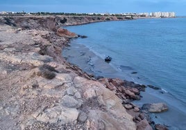 Patera embarrancada frente a los acantilados de Cala Mosca, en Orihuela Costa.