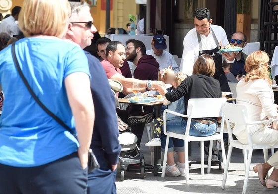 Un camarero atiende una mesa en Murcia, en una imagen de archivo.