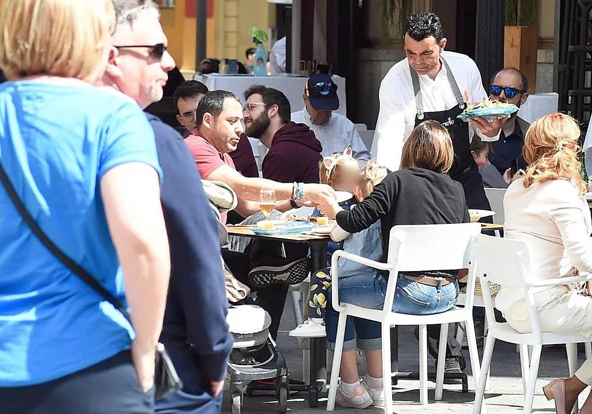 Un camarero atiende una mesa en Murcia, en una imagen de archivo.