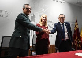 El coronel Jefe de la Guardia Civil, Francisco Pulido, la delegada del Gobierno, Mariola Guevara, y el rector de la UMU, José Luján, en la firma del convenio.