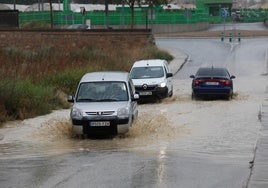 Vehículos atraviesan el cauce del río tras un episodio de lluvias, en una imagen de archivo.