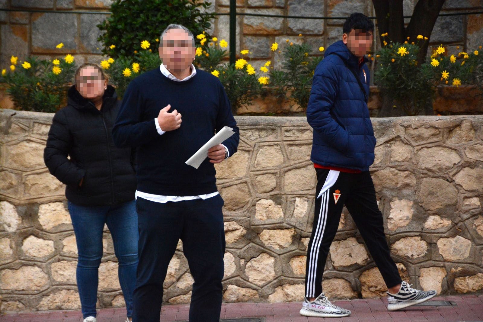 El arrestado (d), con su madre y su abogado, a su salida de los juzgados de Cieza tras prestar declaración.