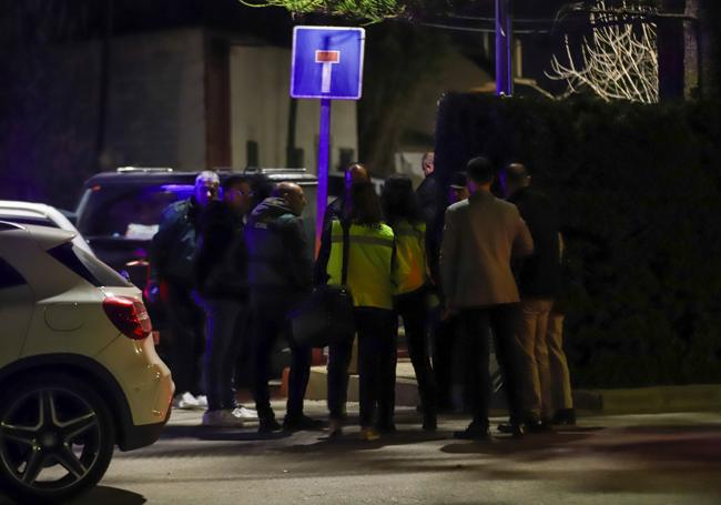 Agentes e investigadores trabajan en el lugar del suceso.